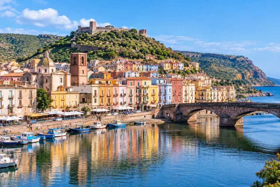 Le case pastello di Bosa lungo il fiume Temo