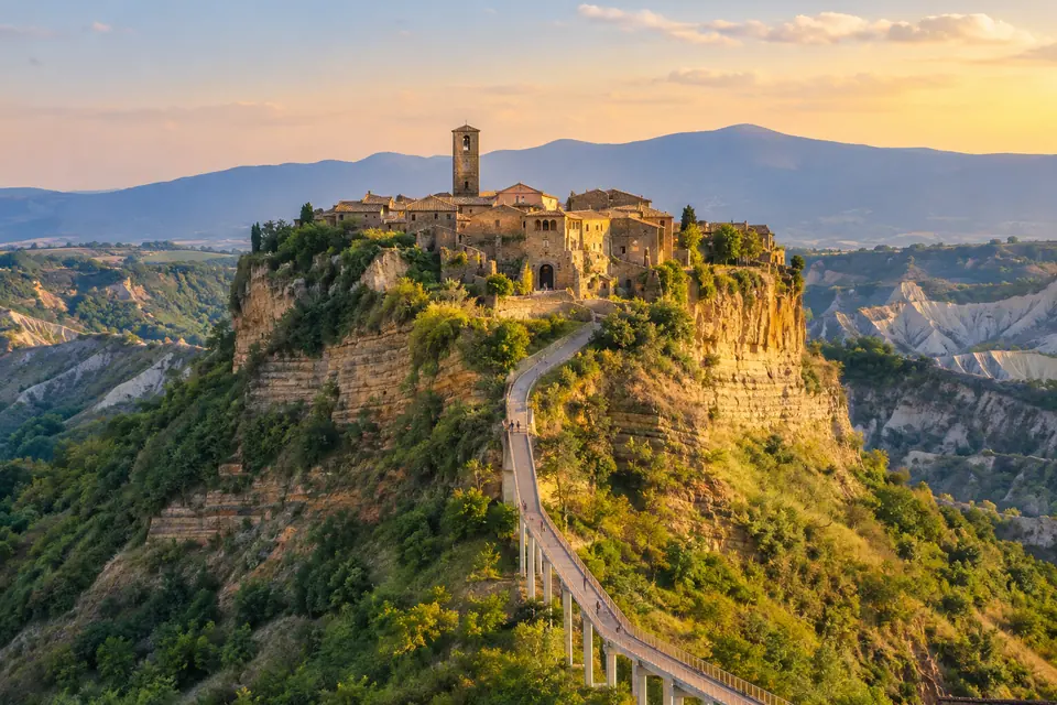 Civita di Bagnoregio sul suo sperone di tufo, con il ponte pedonale