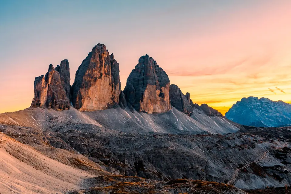 Le Tre Cime di Lavaredo, nelle Dolomiti, al tramonto