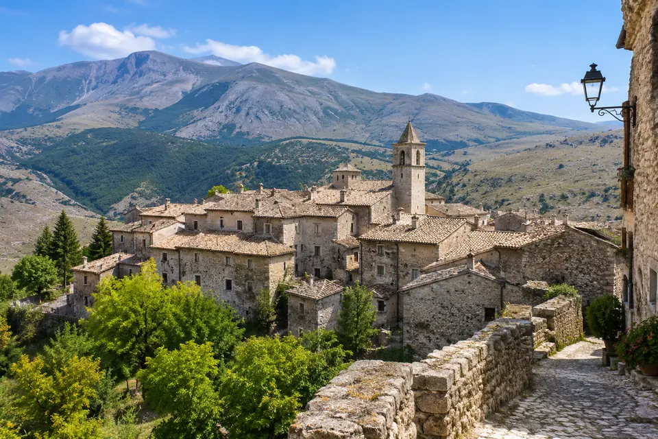 Il borgo in pietra di Santo Stefano di Sessanio con le montagne del Gran Sasso